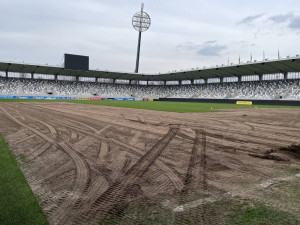 Hradec začal v Malšovické aréně měnit část trávníku před duelem s Faeřany