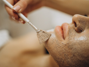 Od peelingu po parfém: jarní rituály pro krásnější já