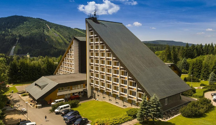 Stát v aukci na druhý pokus prodal pozemky u hotelu Sklář v Harrachově. Dostane 73 milionů