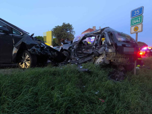 Řidič s dvojkou v dechu způsobil nehodu tří aut. Jedna osoba zemřela