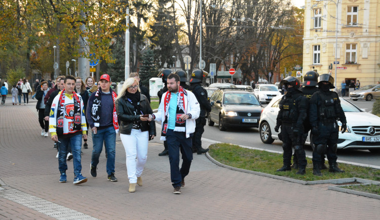 Derby ovládly Pardubice, Hradec doma v letošní sezóně poprvé padl