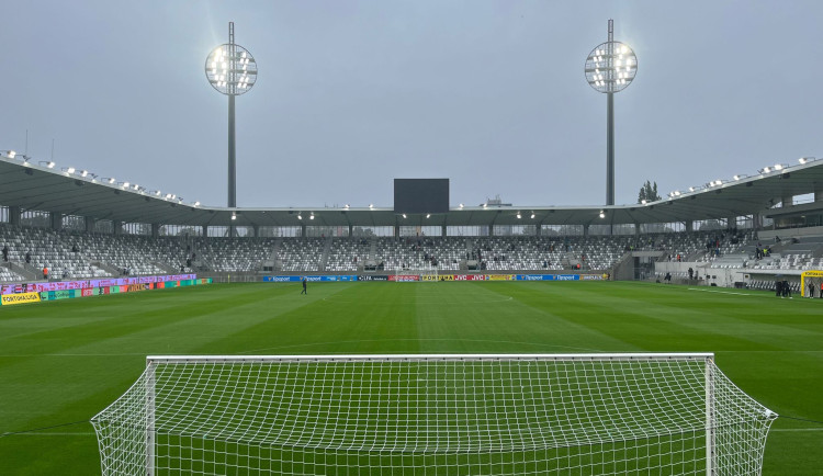 GALERIE: Hradec Králové zažil první fotbalový zápas v nové aréně.